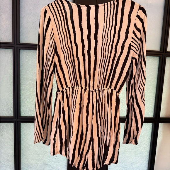 Retro pattern romper. - Picture 2 of 3